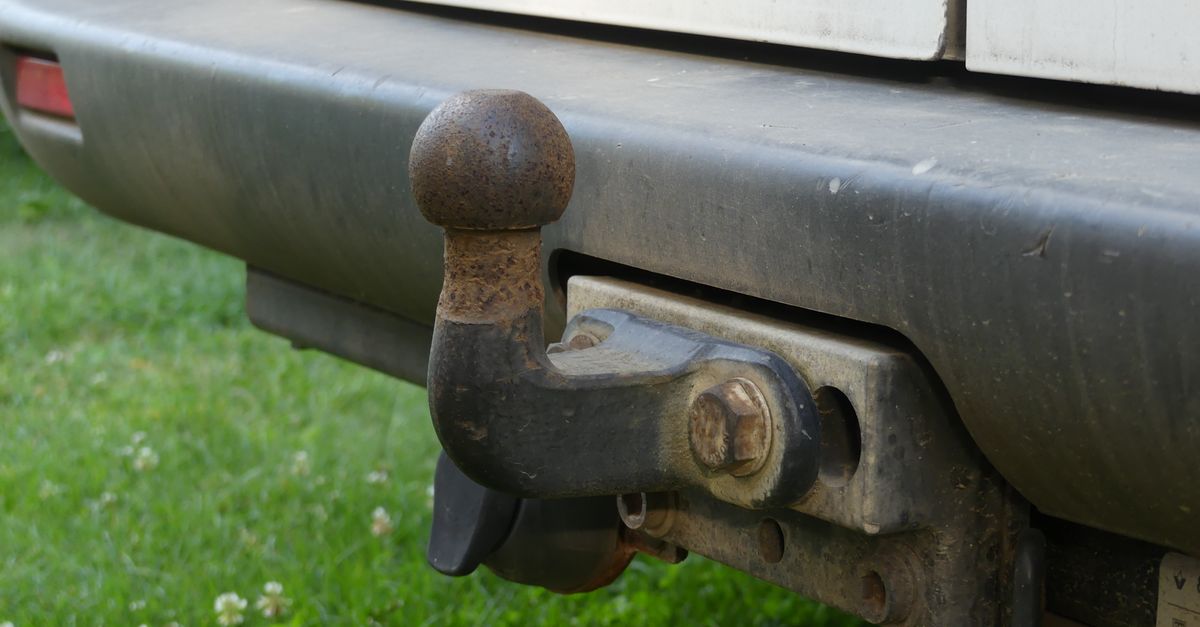 découvrez les étapes, les outils nécessaires et les conseils essentiels pour installer un attelage de remorque sur une chevrolet apache.