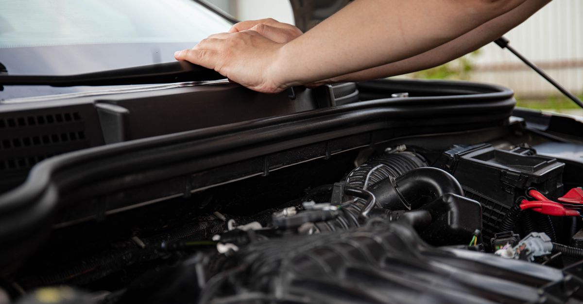découvrez comment vérifier le niveau de liquide de refroidissement, repérer les signes d’un niveau insuffisant et préserver le bon fonctionnement de votre moteur.