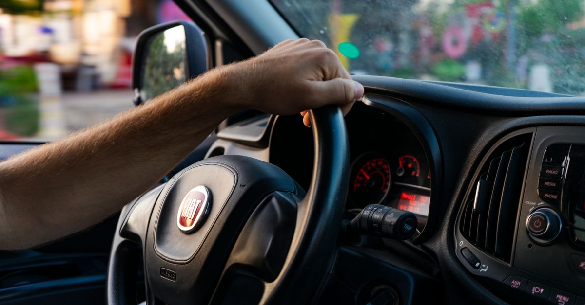 découvrez comment régler le rétroviseur de votre fiat punto ii cult et ajuster sa position pour une meilleure visibilité au volant.