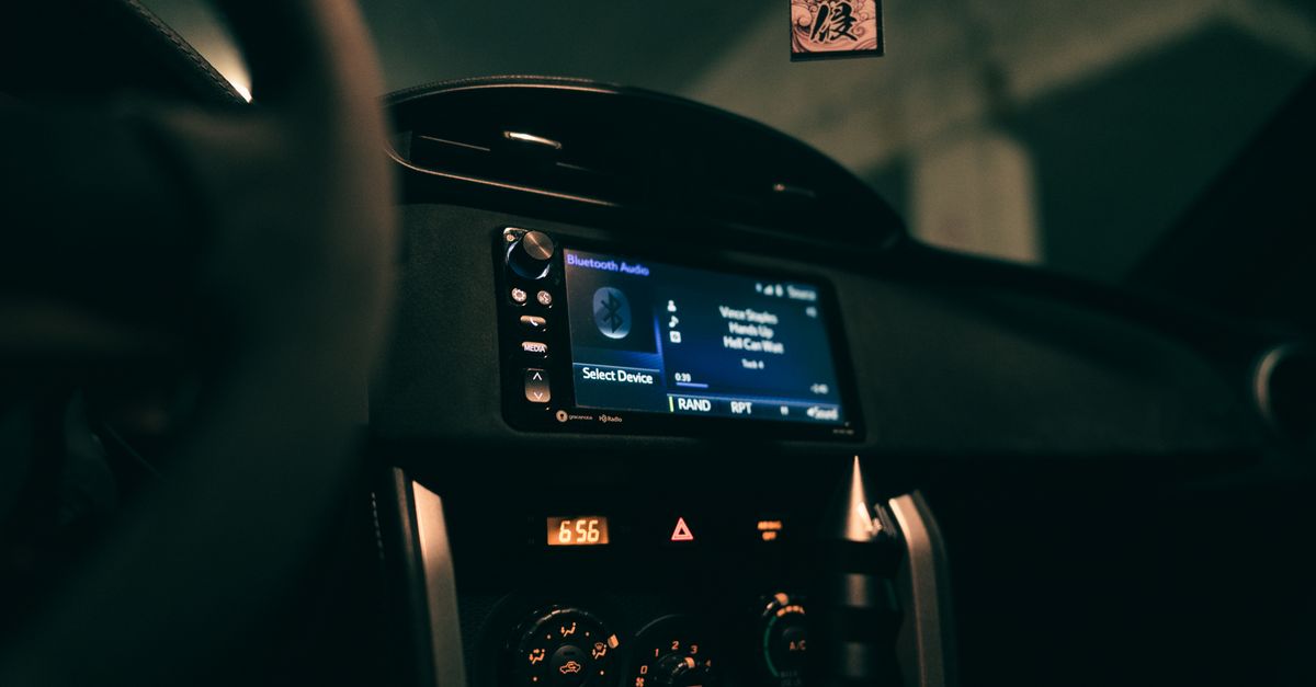 découvrez comment remplacer l’autoradio de votre ford : conseils pour choisir un modèle compatible et réussir l’installation en toute simplicité.