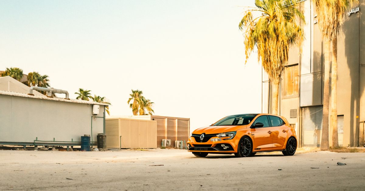 découvrez comment ouvrir le capot de votre renault mégane 2 rs et repérez facilement la commande et le loquet de sécurité.