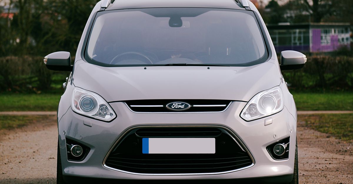 découvrez comment remplacer les essuie-glaces de votre ford tourneo, choisir les balais adaptés et effectuer l’installation facilement.
