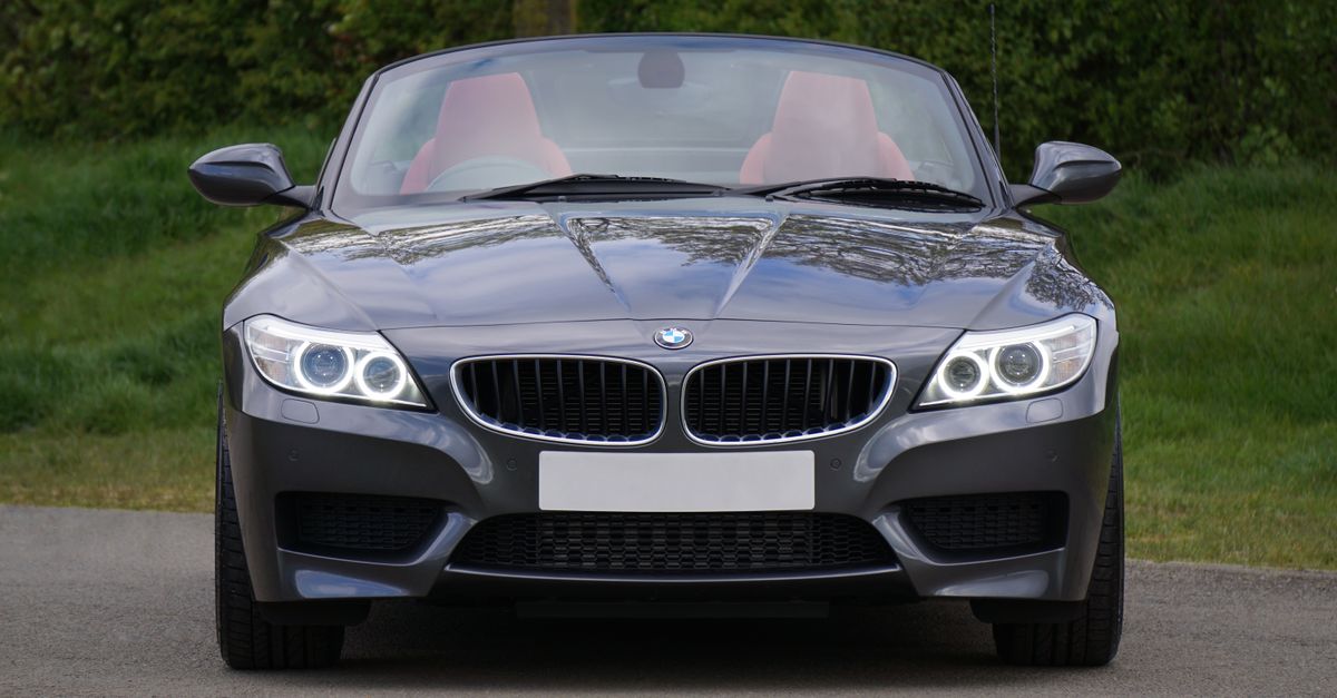 découvrez comment ouvrir le capot d’une bmw série 1 e82, avec des étapes simples pour actionner le levier intérieur et déverrouiller le capot.