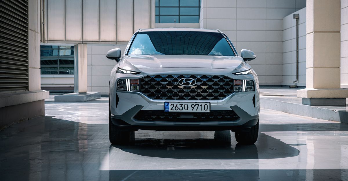 découvrez le hyundai santa fe, un suv familial alliant confort, espace et technologies avancées pour accompagner tous vos trajets.