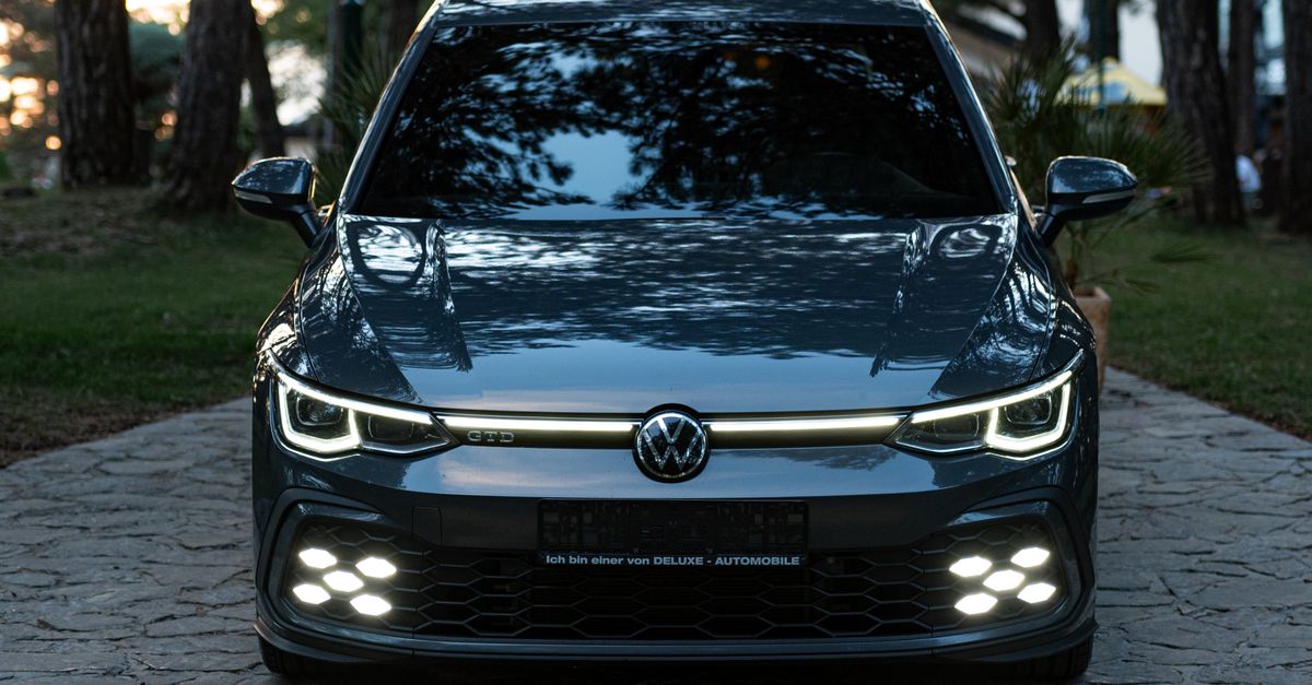 découvrez comment vérifier le niveau et l’état du liquide de frein de votre volkswagen golf 6 sw, avec les précautions à suivre pour un freinage sûr.